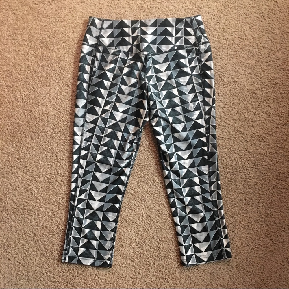 Nike Dri-Fit women’s geometric cropped tights - Picture 2 of 3